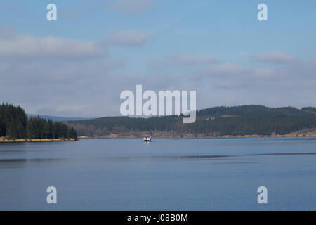 Eine Fähre auf Kielder See in Northumberland, England. Der See dient auch als ein Reservoir von Kielder Damm gebildet. Stockfoto