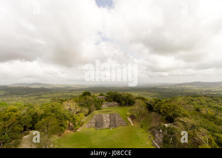 Ansicht von Xunantunich Maya-Stätte in Belize von oben von El Castillo Stockfoto