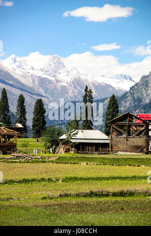 Ferienhäuser im Neelum-Tal Azad Kashmir Stockfoto