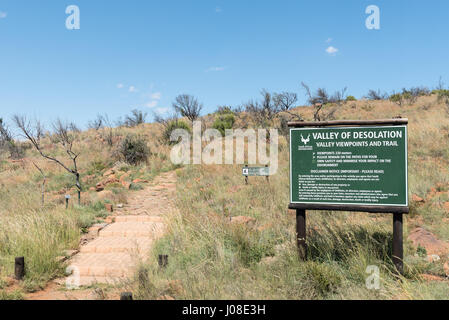 CAMDEBOO NATIONAL PARK, Südafrika - 22. März 2017: der Weg zum Aussichtspunkt des Valley of Desolation in der Nähe von Graaff Reinet in der Eastern Cape P Stockfoto