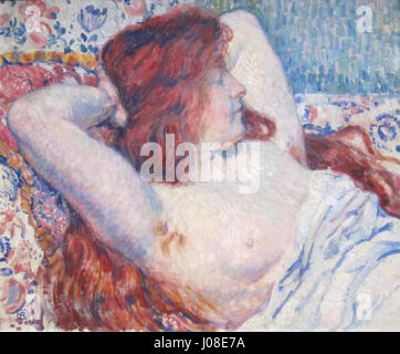 „Liegende Frau mit rotem Haar“ von Théo van Rysselberghe zeigt eine weibliche Figur in entspannter Pose, deren rotes Haar anmutig fließt. Das Gemälde betont Farbe, Form und Textur und fängt das Motiv in ruhiger, intimer Weise ein. Stockfoto