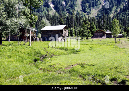 Ein Holzhaus im neelum Valley, Azad Kaschmir Stockfoto