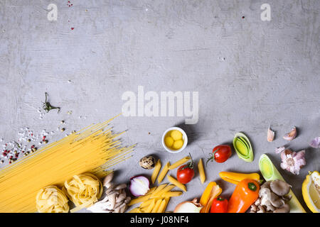 Zutaten mit getrockneten Nudeln, Spaghetti mit Pilzen Rezept. Ansicht von oben, Raum zu kopieren. Stockfoto