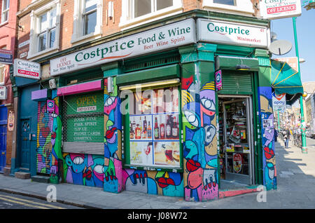 Der Urlaubstag Convenience-Store auf der Brick Lane ist mit bunten Streetart verziert. Stockfoto