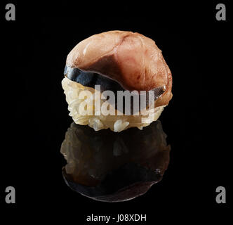 Temari-Sushi, geformte Kugel Sushi mit Makrele auf schwarzem Hintergrund Stockfoto