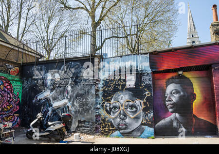 Bunte Wandmalereien schmücken die Wände von einem Parkplatz direkt an der Brick Lane im Osten Londons. Stockfoto