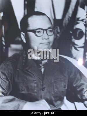 Dieser Titel bezieht sich auf eine Reihe asiatischer Schriftzeichen, die möglicherweise Teil eines Werks in koreanischer, chinesischer oder japanischer Schrift sind. Ohne weiteren Kontext bleiben der genaue Gegenstand und die Bedeutung unklar. Es kann jedoch auch kulturelle oder historische Unterlagen umfassen. Stockfoto