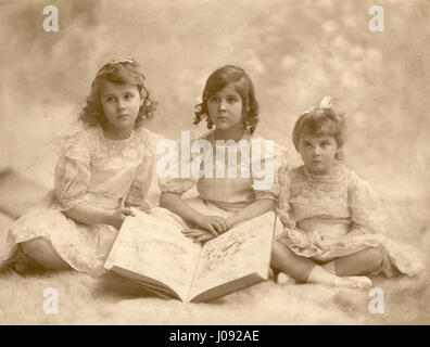 Dieses Porträt von Lallie Charles (geborene Charlotte Elizabeth Martin) zeigt Prinzessin Paul von Jugoslawien, Elizabeth, Gräfin Toerring-Jettenbach und Prinzessin Marina, Herzogin von Kent, die königliche Präsenz und Eleganz einfangen. Stockfoto