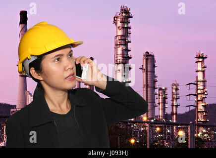 Business-Frauen reden am Telefon und Öl-Raffinerien-Hintergrund im Konzept der Verhandlung und Präsentation. Stockfoto