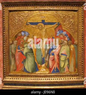 Dieses Gemälde „Kreuzigung“, das um 1370 dem Niccolò di Giacomo da Bologna zugeschrieben wird, zeigt Tempera und Vergoldung auf Holz. Es repräsentiert die Kreuzigungsszene, ein wichtiges religiöses Thema des Mittelalters, mit detaillierter Ikonographie und der Verwendung von Blattgold, um die Heiligkeit des Augenblicks zu betonen. Stockfoto
