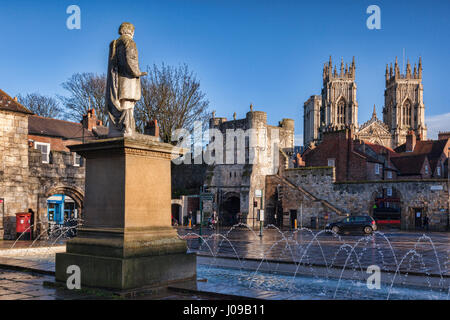 Eine feine Wintertag in der Stadt York, North Yorkshire, England, Großbritannien und die 1911-Statue von William Etty blickt auf Monkgate und York Minster. Stockfoto