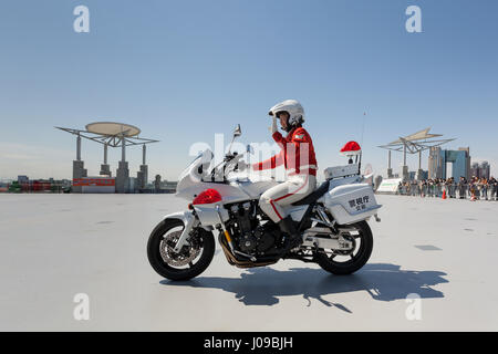 Polizeibeamte des Teams der Tokyo Metropolitan Police Motorrad-Ausstellung geben auf der jährlichen Tokyo Motorcycle Show 44. in Tokio, Japan, nach Stockfoto