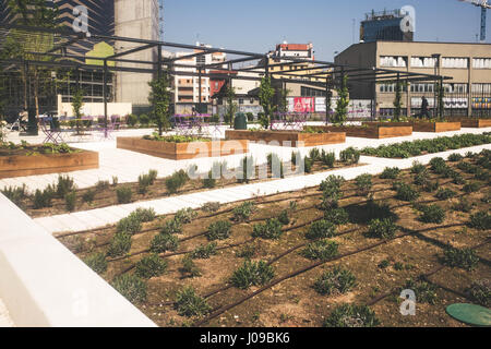 Mailand, Italien. 10. April 2017. 'Biblioteca Degli Alberi' ist ein neuer Park befindet sich im Gae Aulenti Platz. Es ist Teil des städtischen re Qualifizierung von Porta Nuova Komplex. Bildnachweis: Mairo Cinquetti/Pacific Press/Alamy Live-Nachrichten Stockfoto