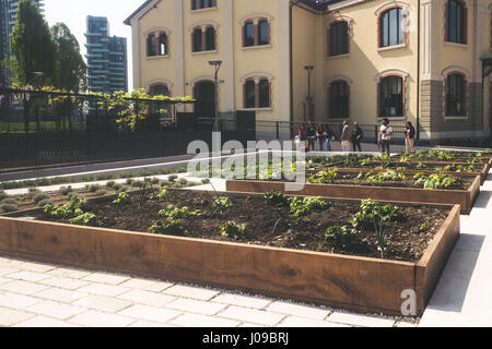 Mailand, Italien. 10. April 2017. 'Biblioteca Degli Alberi' ist ein neuer Park befindet sich im Gae Aulenti Platz. Es ist Teil des städtischen re Qualifizierung von Porta Nuova Komplex. Bildnachweis: Mairo Cinquetti/Pacific Press/Alamy Live-Nachrichten Stockfoto