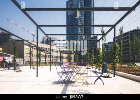 Mailand, Italien. 10. April 2017. 'Biblioteca Degli Alberi' ist ein neuer Park befindet sich im Gae Aulenti Platz. Es ist Teil des städtischen re Qualifizierung von Porta Nuova Komplex. Bildnachweis: Mairo Cinquetti/Pacific Press/Alamy Live-Nachrichten Stockfoto