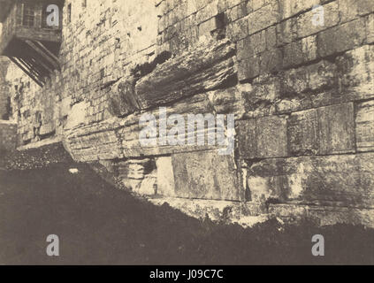 Auguste Salzmanns Foto "Jérusalem. Die enceinte du Temple' fängt die antiken architektonischen Überreste Jerusalems ein, wobei der Schwerpunkt auf dem Bogen der Salomonbrücke liegt, die einst den Berg Moriah und den Berg Zion verband. Salzmanns Arbeit hebt die historische und archäologische Bedeutung der heiligen Stätten Jerusalems hervor. Stockfoto