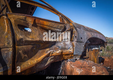 Verlassene rostige Auto in MacDonnell Ranges Stockfoto