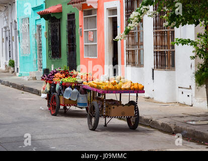 Ein Obst-Wagen sitzt am Straßenrand in der Getsemani Nachbarschaft von Cartagena, Kolumbien. Stockfoto