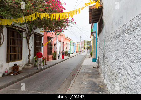 CARTAGENA, Kolumbien - 24.Mai: Nicht identifizierten Personen stehen in der Nähe von bunten Häuser in der Getsemani Nachbarschaft von Cartagena, Kolumbien am 24. Mai 2 Stockfoto