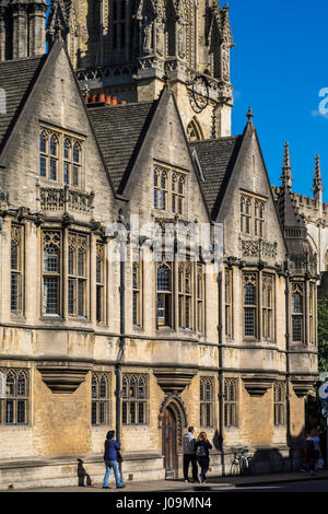 Oxford ist eine Stadt, die weltweit bekannt als die Heimat der University of Oxford, die älteste Universität in der englischsprachigen Welt. England, Großbritannien
