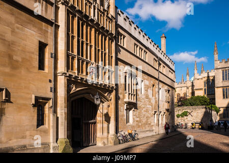 Oxford ist eine Stadt, die weltweit bekannt als die Heimat der University of Oxford, die älteste Universität in der englischsprachigen Welt. England, Großbritannien Stockfoto