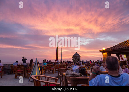 CARTAGENA, Kolumbien - 24. Mai: Nicht identifizierte Personen entspannen und den Sonnenuntergang an der Wand der Kolonialzeit in Cartagena/Kolumbien am 24. Mai 2016. Stockfoto