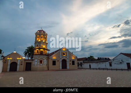 Die Santa-Barbara-Kirche in der Abenddämmerung in Mompox, Kolumbien. Stockfoto