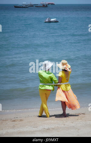 Zwei Freundinnen am Strand. Frau in bunten Sommerkleidung, Blick aufs Meer. Stockfoto