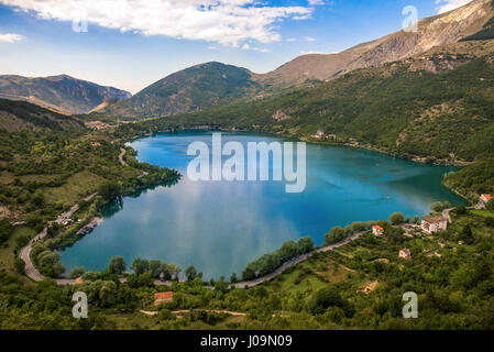 See-Scanno (l ' Aquila, Italien) - Wenn Natur ist romantisch: die herzförmigen See auf den Bergen des Apennin, in Abruzzen, Italien Stockfoto