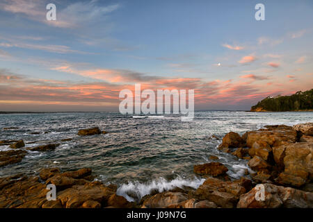 Sonnenuntergang über der Waschfrau, Bendalong Strand, Shoalhaven, Südküste, New South Wales, NSW, Australien Stockfoto