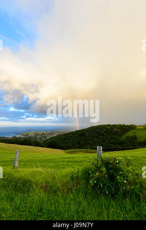 Stürmisches Wetter mit doppelter Regenbogen über Kiama, gesehen von Saddleback Mountain, Illawarra Coast, New-South.Wales, NSW, Australien Stockfoto