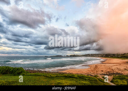 Dramatischen Blick auf einen drohenden Sturm über Bombo Strand, Kiama, Illawarra Coast, New-South.Wales, NSW, Australien Stockfoto