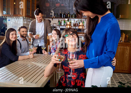 Treffen mit Freunden an der Bar Restaurant Stockfoto