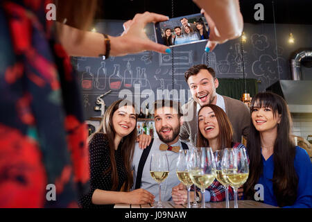 Freunde tun Selfie auf das Telefon an der bar restaurant Stockfoto