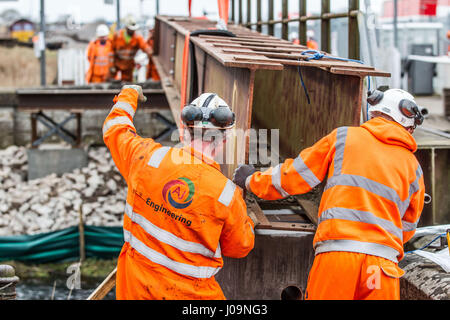 Schiene-Bauarbeiter, die Installation einer Balkenbrücke Stockfoto