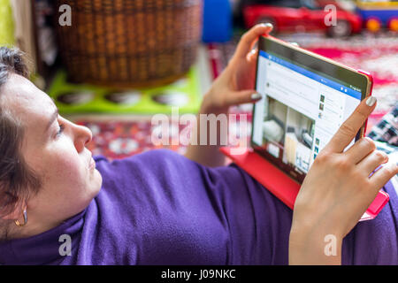 Frau Stock zu Hause gerade digital-Tablette. Stockfoto