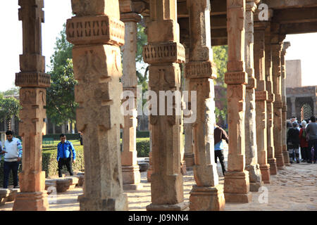 Qutub Minar, kunstvolle Steinschnitzereien auf den Kreuzgang-Säulen in der Quwwat ul-Islam Moschee, Qutb Komplex, Delhi (Copyright © Saji Maramon) Stockfoto