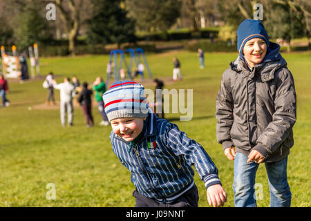Zwei lächelnden jungen im Park in Richtung der Kamera ausgeführt. Stockfoto