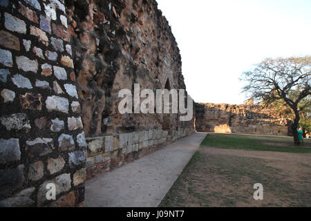 Qutub Minar, Süd-Delhi, Indien, Alauddin Khaljis Madrasa, die auch sein Grab im Süden hat, ca. 1316 n. Chr. (Copyright © Saji Maramon) Stockfoto