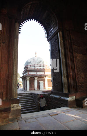 Grab des Imam Zamin, Qutb Minar Komplex, Qutub Minar ist ein UNESCO-Weltkulturerbe in Delhi, Indien. (Copyright © Saji Maramon) Stockfoto