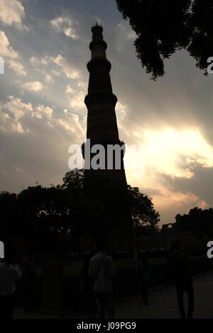 Der Majestic Victory Tower, Qutub Minar ist ein UNESCO-Weltkulturerbe in Delhi, Indien. Höhe 72.5 Meter, 379 Treppen. (© Saji Maramon) Stockfoto