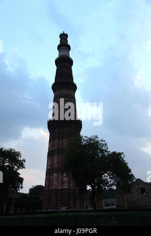 Der Majestic Victory Tower, Qutub Minar ist ein UNESCO-Weltkulturerbe in Delhi, Indien. Höhe 72.5 Meter, 379 Treppen. (© Saji Maramon) Stockfoto