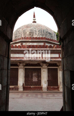 Grab des Imam Zamin, Qutb Minar Komplex, Qutub Minar ist ein UNESCO-Weltkulturerbe in Delhi, Indien. (Copyright © Saji Maramon) Stockfoto