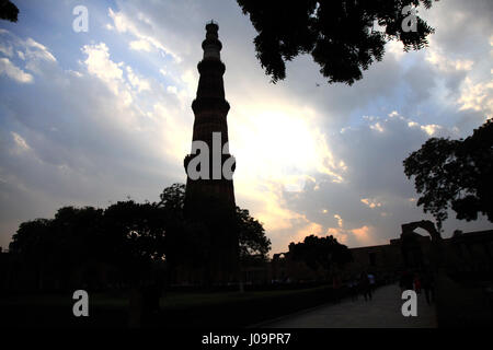 Der Majestic Victory Tower, Qutub Minar ist ein UNESCO-Weltkulturerbe in Delhi, Indien. Höhe 72.5 Meter, 379 Treppen. (© Saji Maramon) Stockfoto