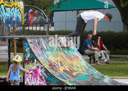 Junge asiatische Mann Skaten im Skate-Park, Singapur SCAPE. Stockfoto