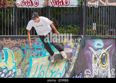 Junge asiatischer Mann skateboarding in der scape Skate Park, Singapur. Stockfoto