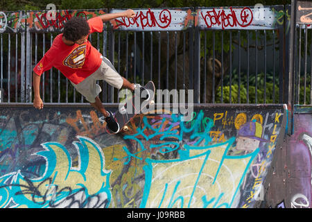 Junger Mann skateboarding in der scape Skate Park, Singapur. Stockfoto