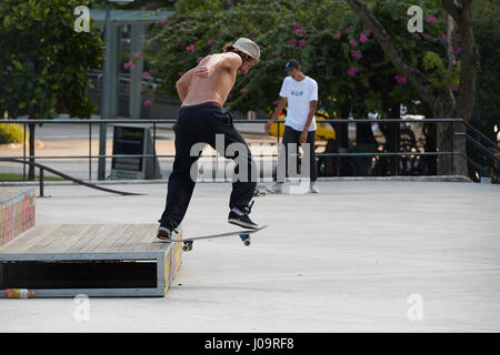 Junger Mann skateboarding in der scape Skate Park, Singapur. Stockfoto