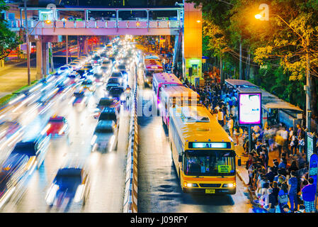 BANGKOK, THAILAND - 04. Februar: Kommen beschäftigt Busbahnhof im Bereich Mo Chit von Bangkok nach der Chatuchak Weekend Market viele Menschen geschlossen hat, thi Stockfoto