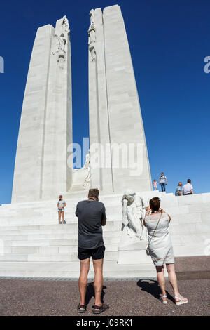 Touristen, die Einnahme von Urlaubsfotos an die Canadian National Vimy Memorial, Vimy, Frankreich Stockfoto